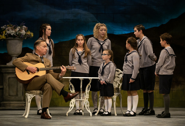 Performers singing with a guitar